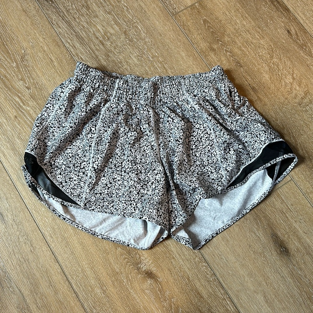 Lululemon hotty hot shorts size 8 black floral pattern